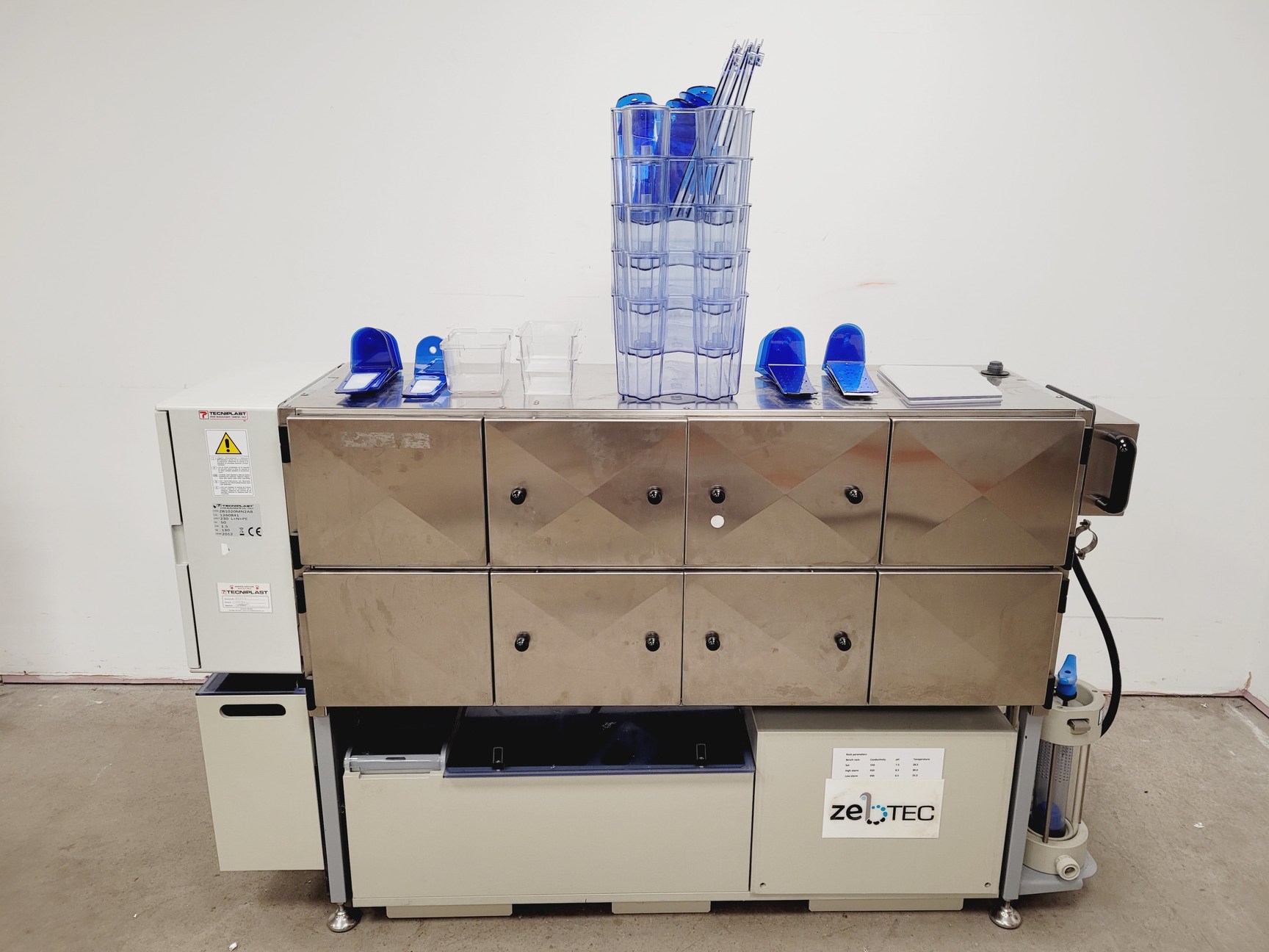 Image of Tecniplast Quarantine Fish Tank System with ZB1020MN2AB Power Box