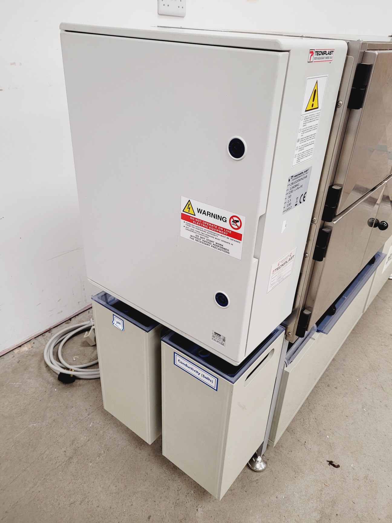 Image of Tecniplast Quarantine Fish Tank System with ZB1020MN2AB Power Box