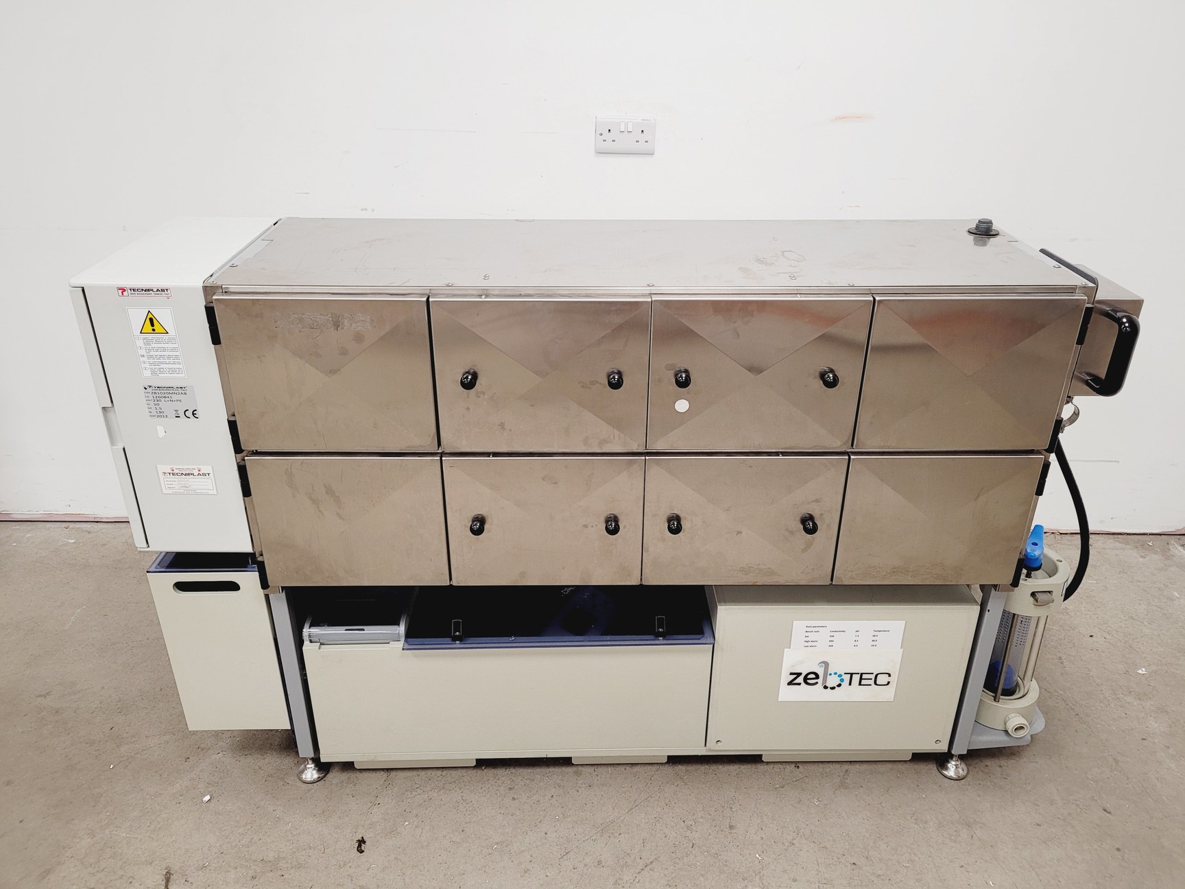 Image of Tecniplast Quarantine Fish Tank System with ZB1020MN2AB Power Box