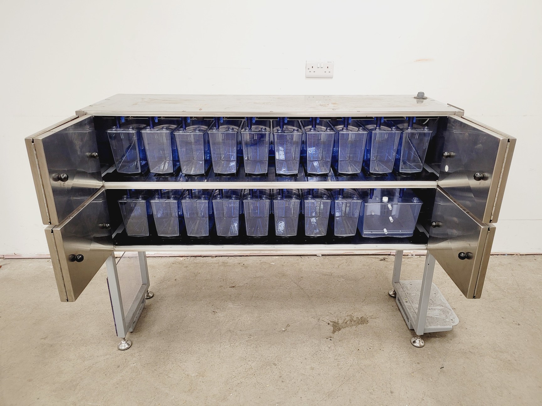 Image of Tecniplast Quarantine Fish Tank System with ZB1020MN2AB Power Box