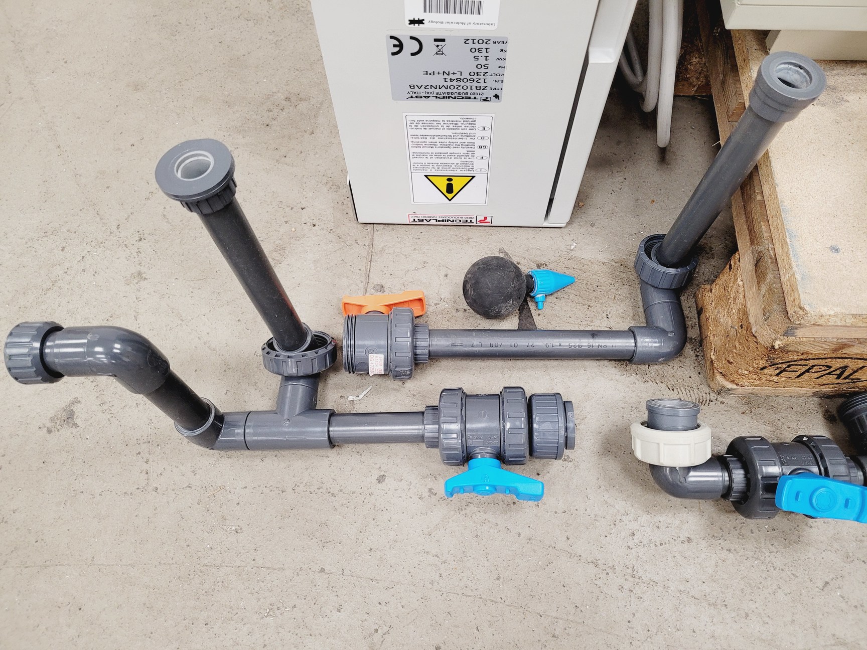 Image of Tecniplast Quarantine Fish Tank System with ZB1020MN2AB Power Box