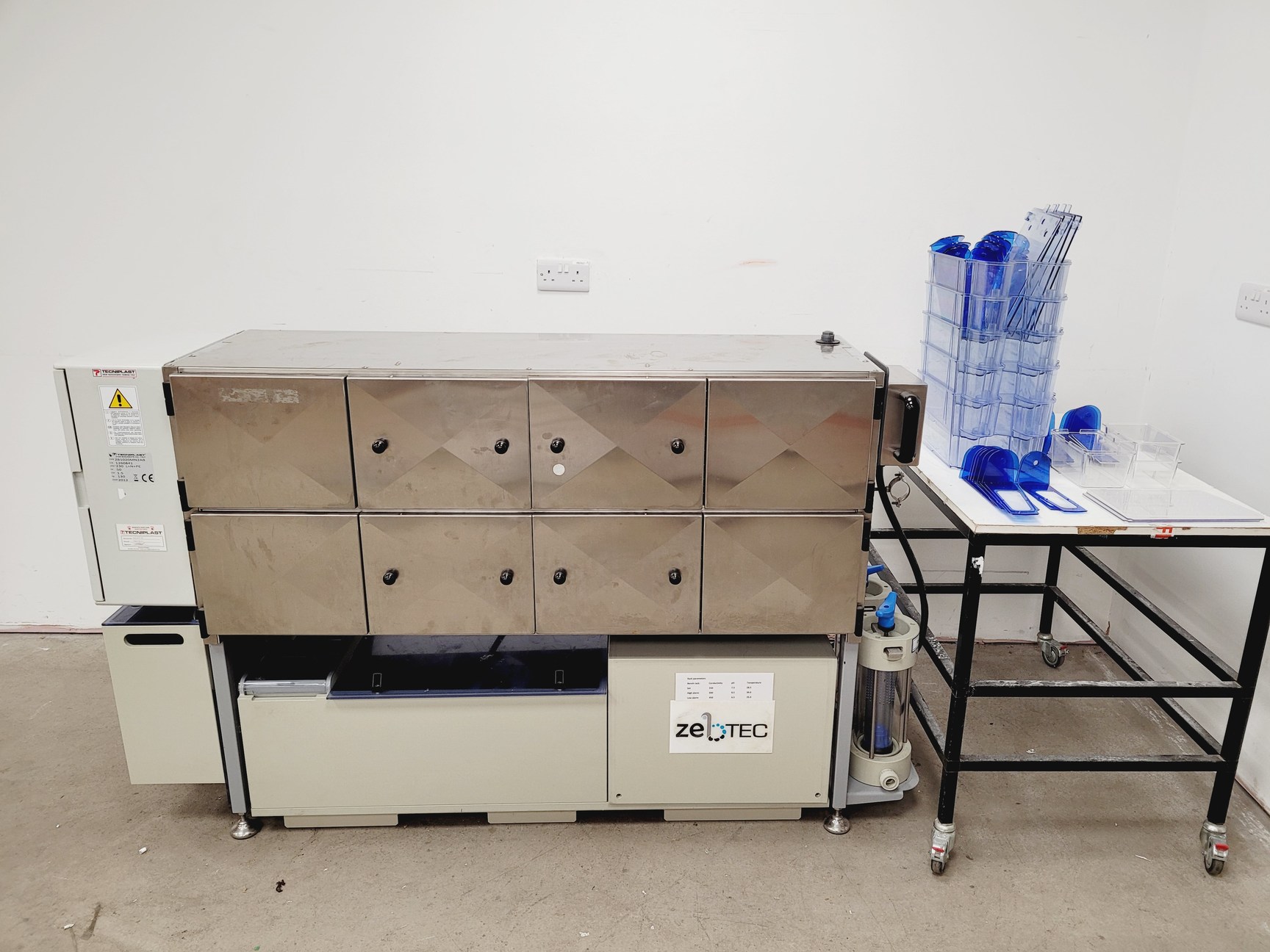 Image of Tecniplast Quarantine Fish Tank System with ZB1020MN2AB Power Box