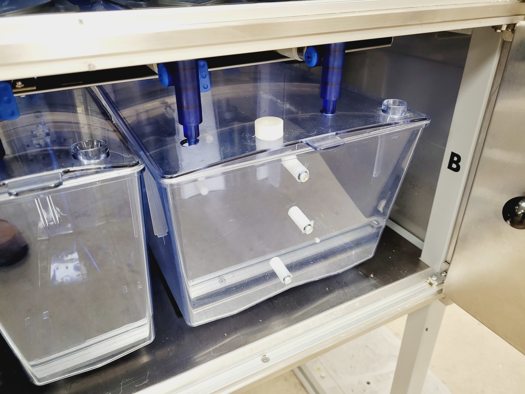 Image of Tecniplast Quarantine Fish Tank System with ZB1020MN2AB Power Box