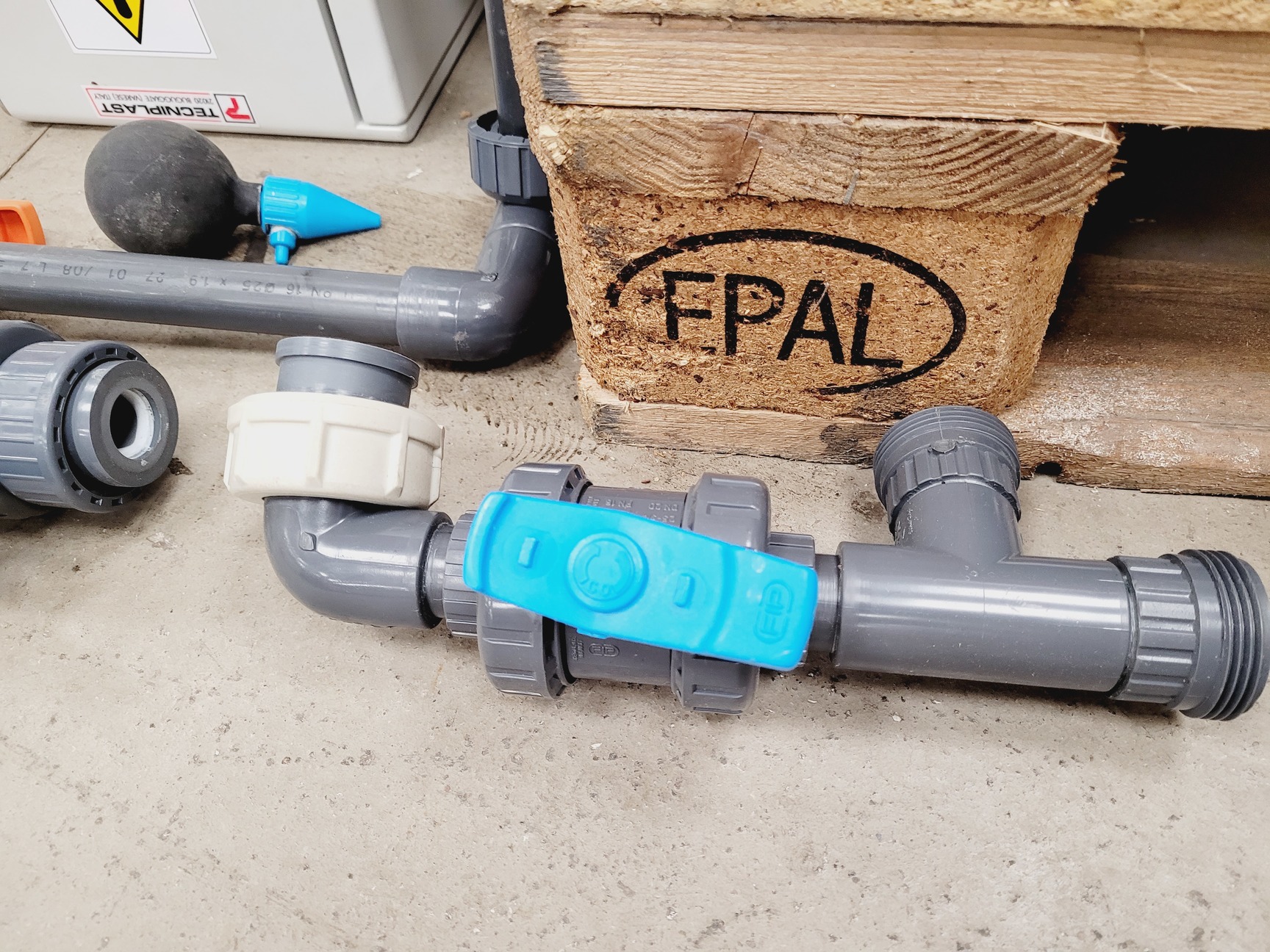 Image of Tecniplast Quarantine Fish Tank System with ZB1020MN2AB Power Box