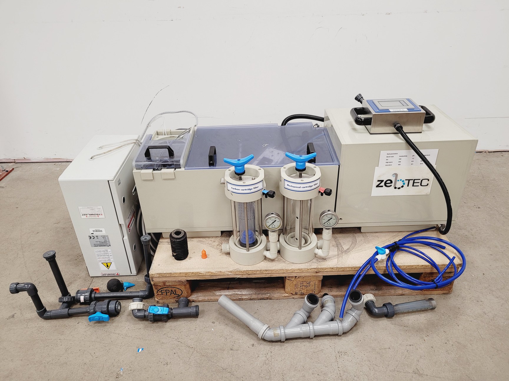 Image of Tecniplast Quarantine Fish Tank System with ZB1020MN2AB Power Box