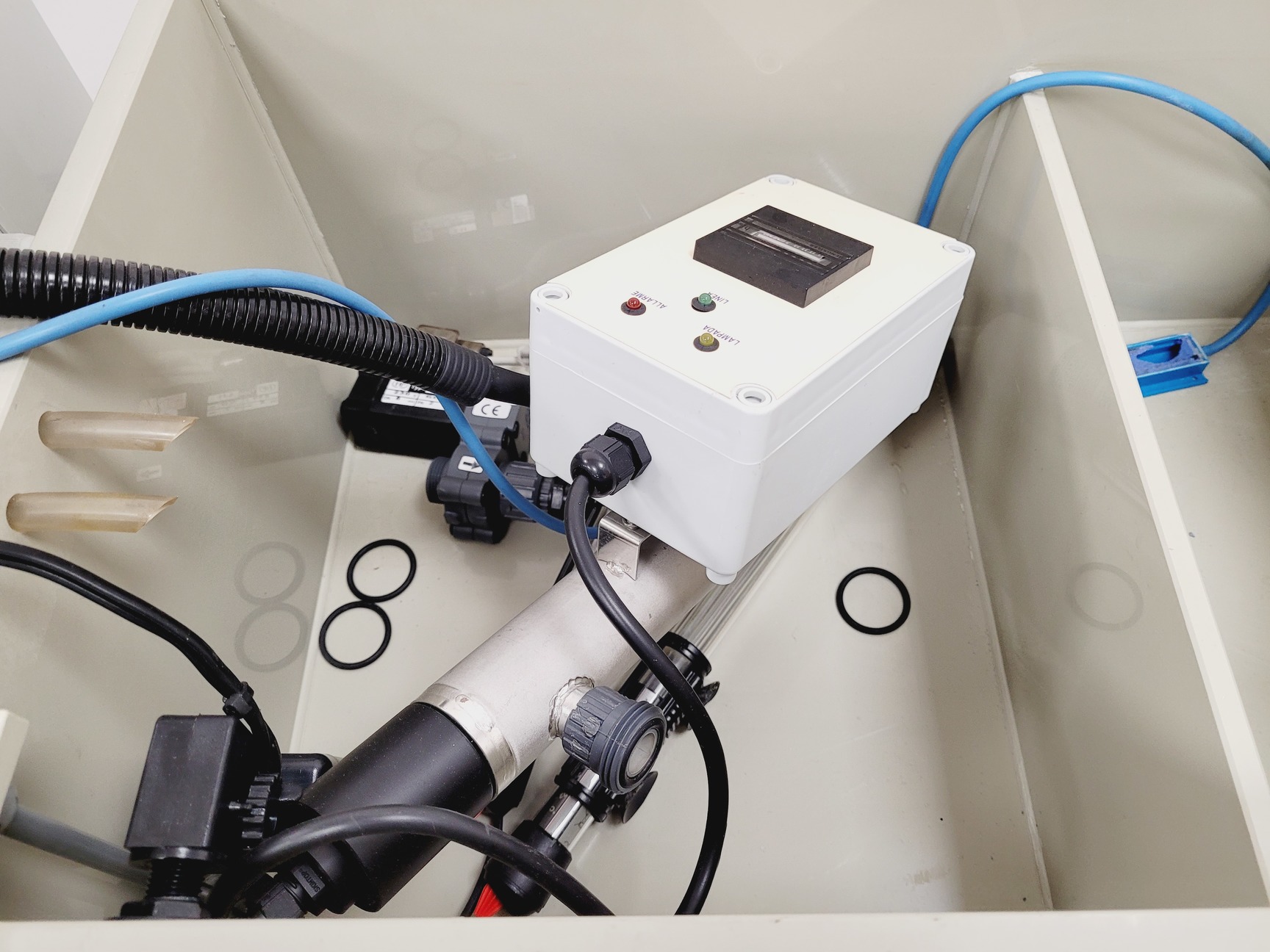 Image of Tecniplast Quarantine Fish Tank System with ZB1020MN2AB Power Box