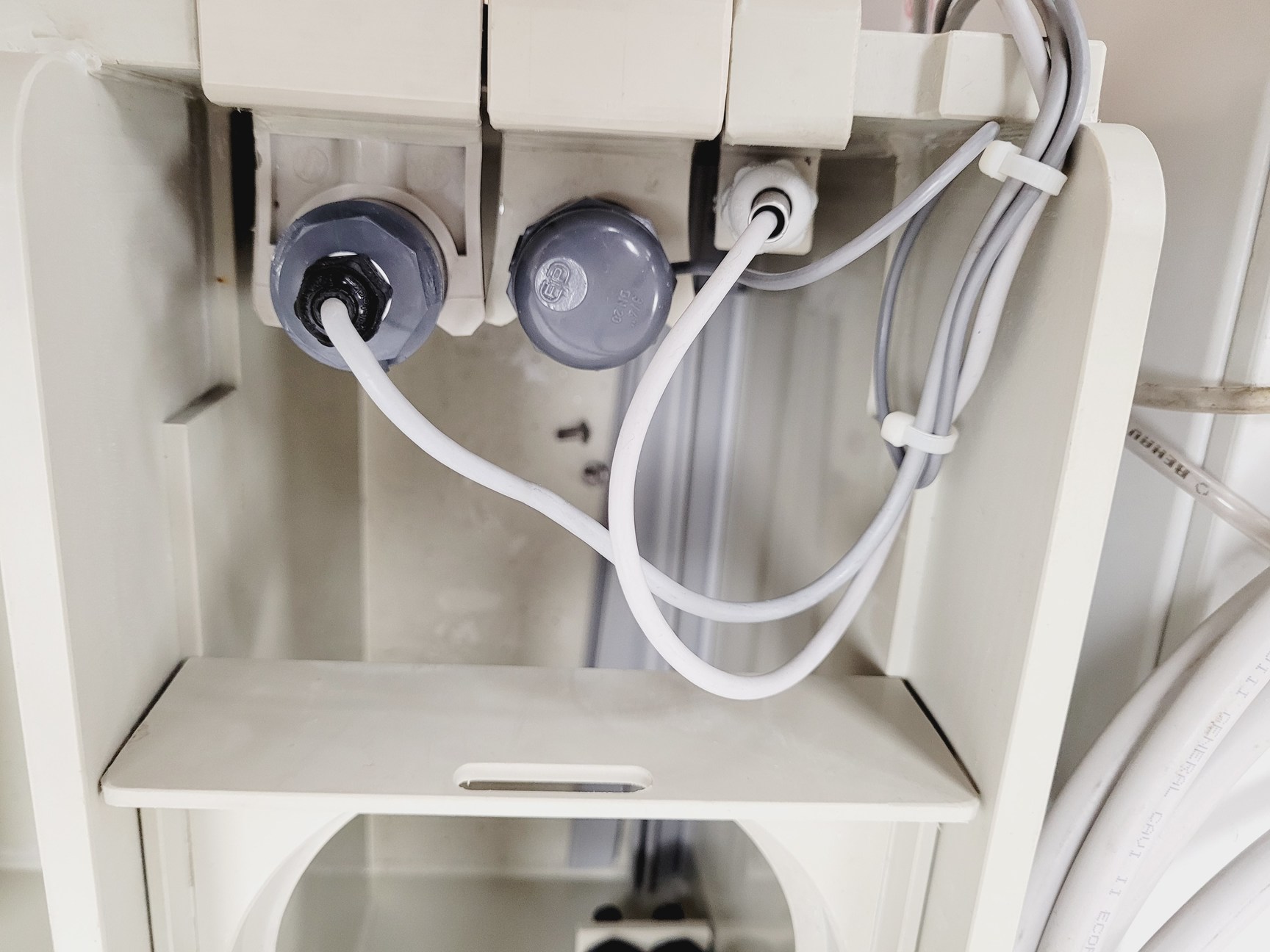 Image of Tecniplast Quarantine Fish Tank System with ZB1020MN2AB Power Box