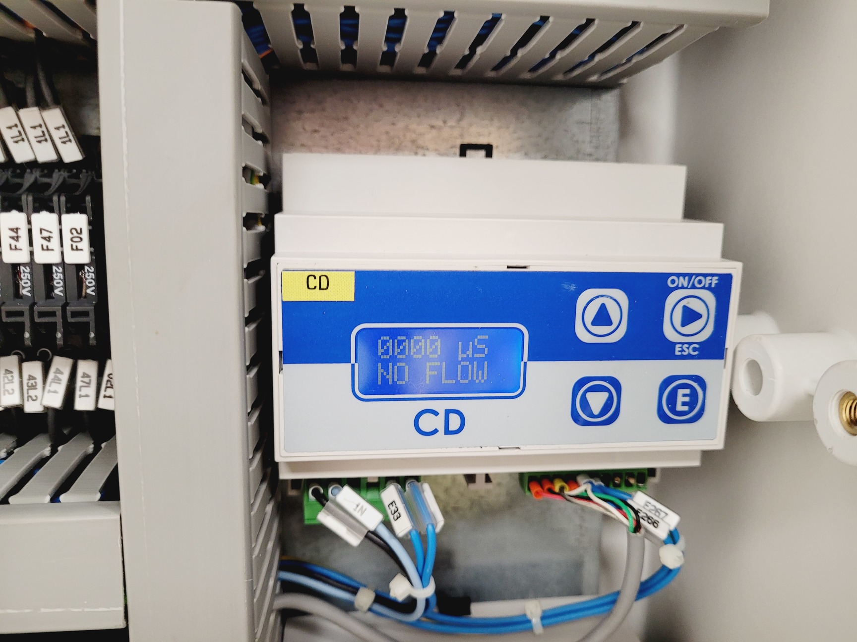 Image of Tecniplast Quarantine Fish Tank System with ZB1020MN2AB Power Box