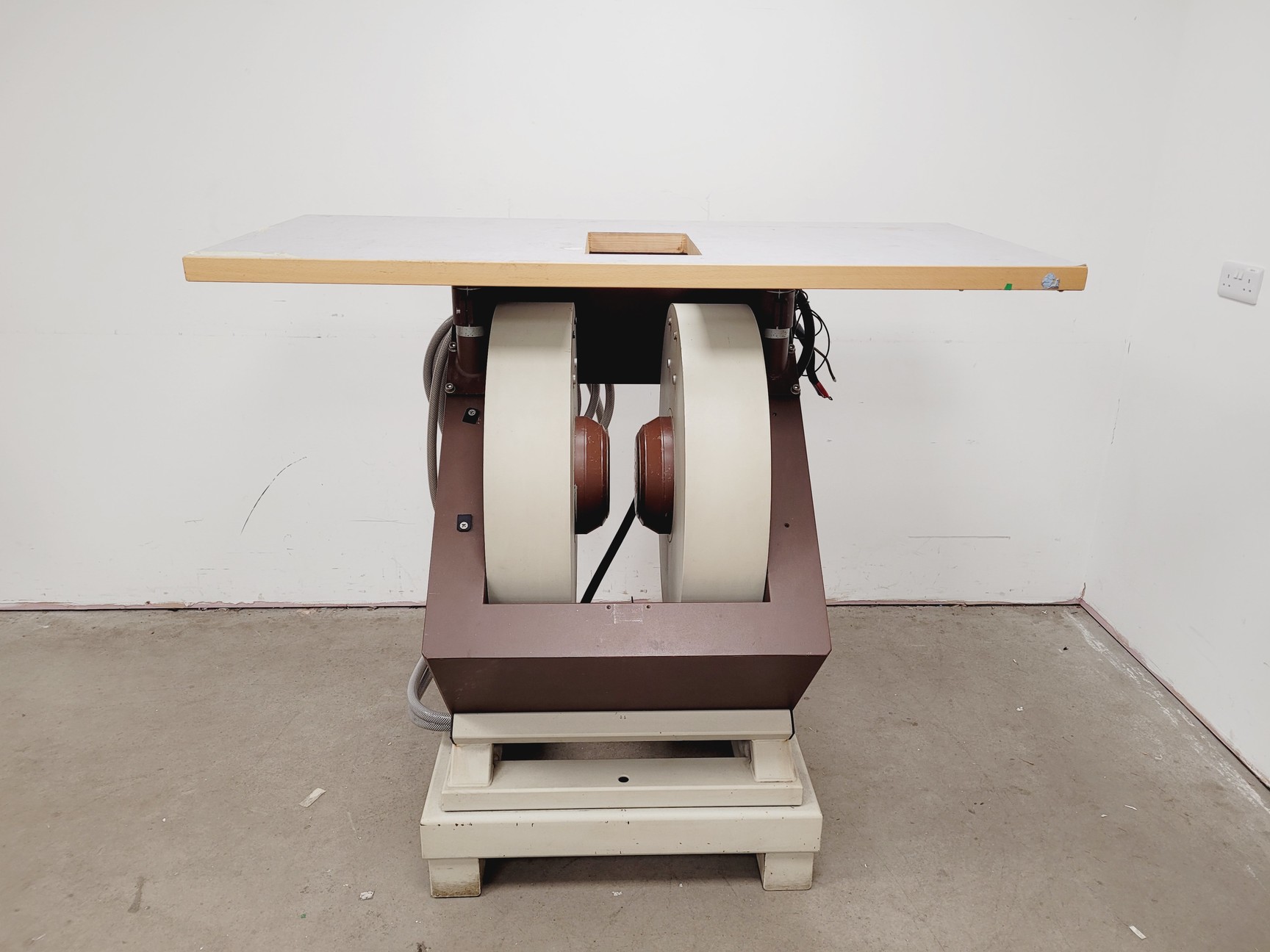 Image of Bruker Type B-E 25  EPR Magnet &  ER 083 (200/60) Power Supply Lab