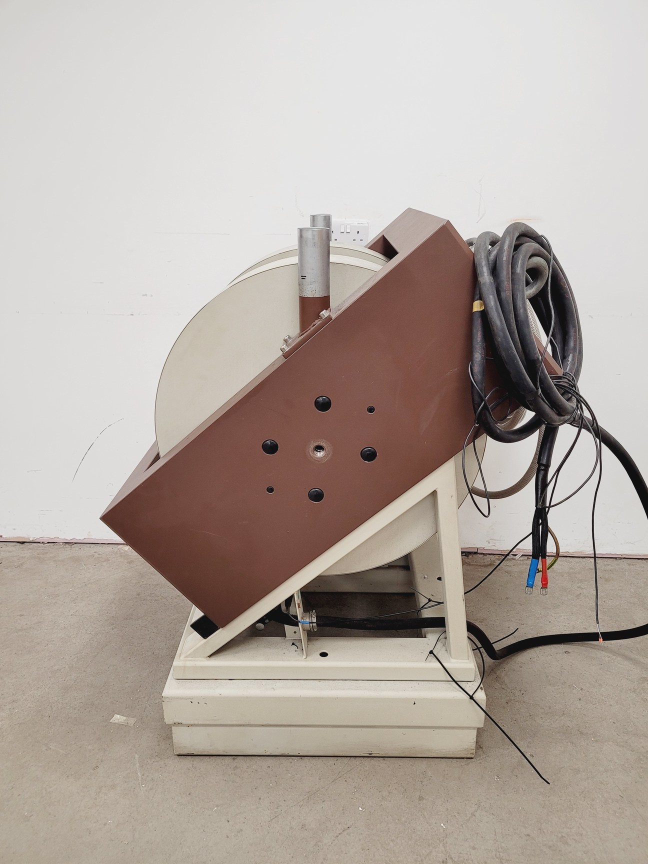 Image of Bruker Type B-E 25  EPR Magnet &  ER 083 (200/60) Power Supply Lab