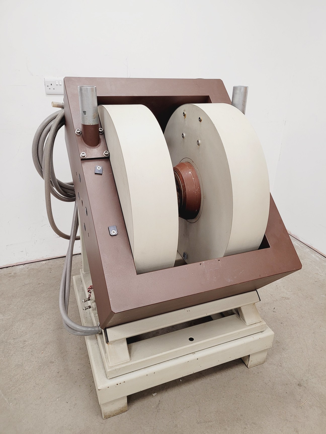 Image of Bruker Type B-E 25  EPR Magnet &  ER 083 (200/60) Power Supply Lab