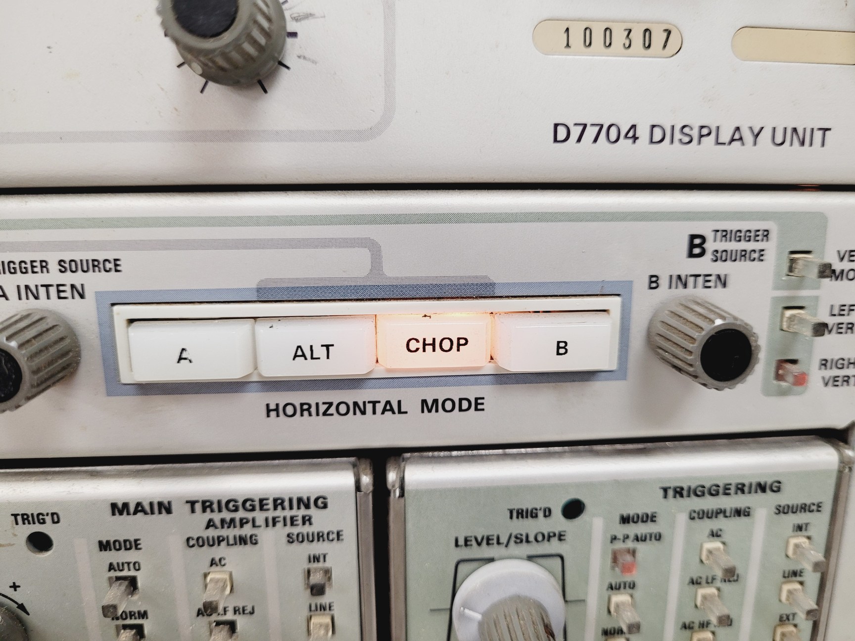 Image of Tectronix Acquisition Oscilloscope Unit  Model 7704 A Lab