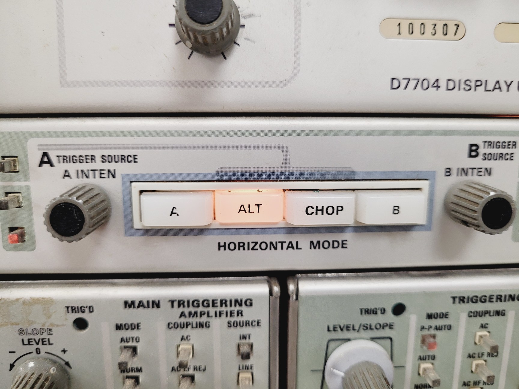 Image of Tectronix Acquisition Oscilloscope Unit  Model 7704 A Lab