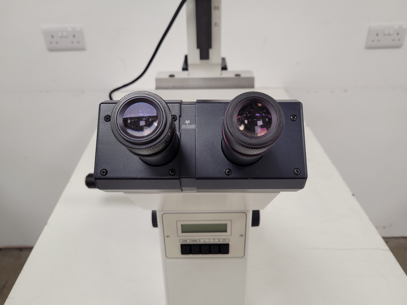 Image of Leica DM IRBE Inverted Motorised Microscope w/ 3 x Objectives HCX PL  Lab