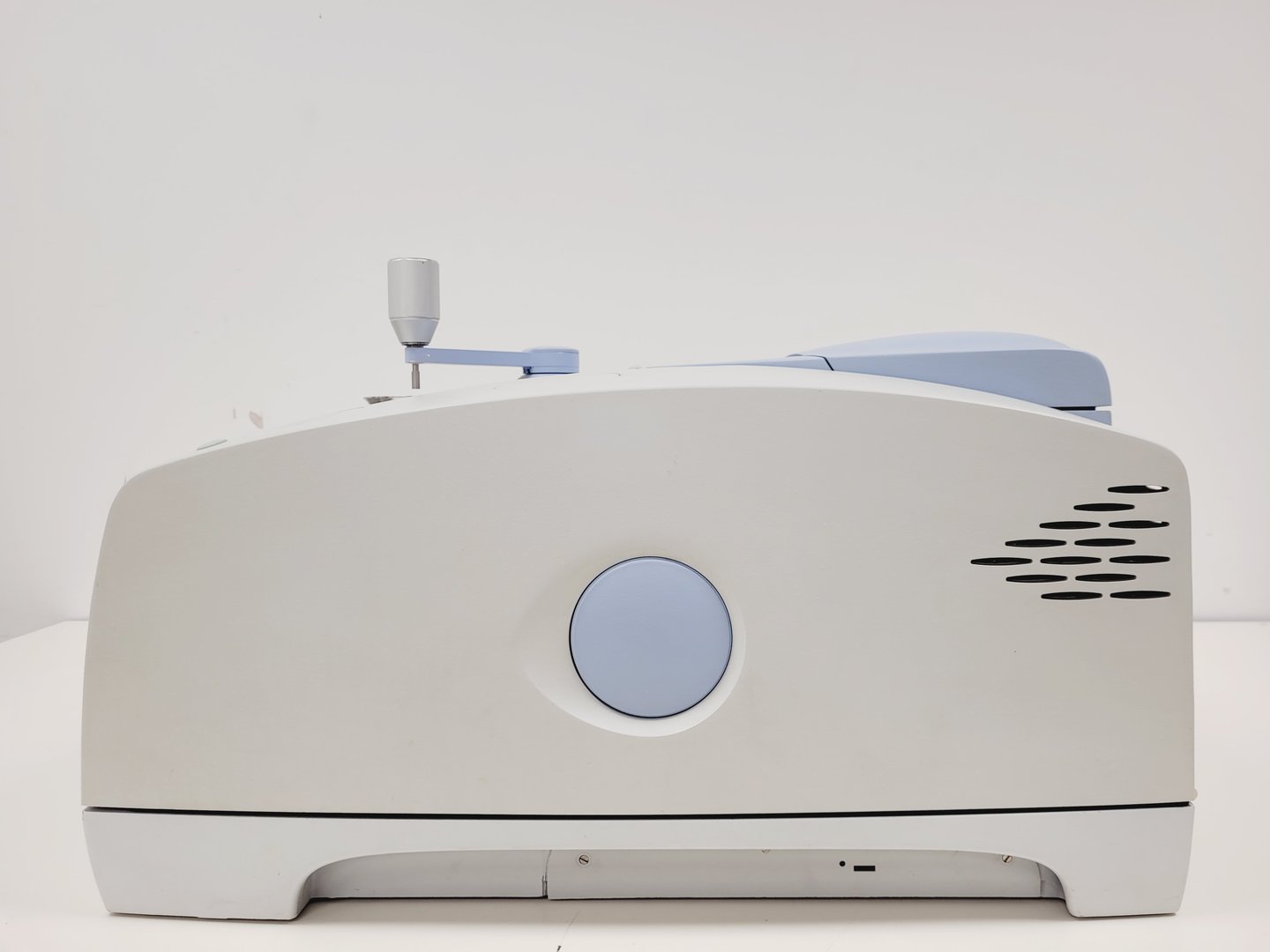 Image of Perkin Elmer Spectrum 400 FT-IR/FT-FIR Spectrometer Lab