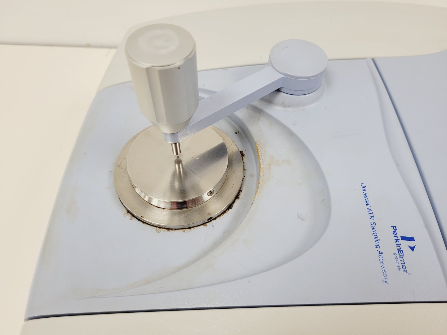 Image of Perkin Elmer Spectrum 400 FT-IR/FT-FIR Spectrometer Lab