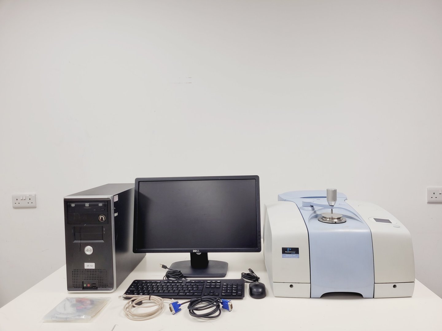 Image of Perkin Elmer Spectrum 400 FT-IR/FT-FIR Spectrometer Lab