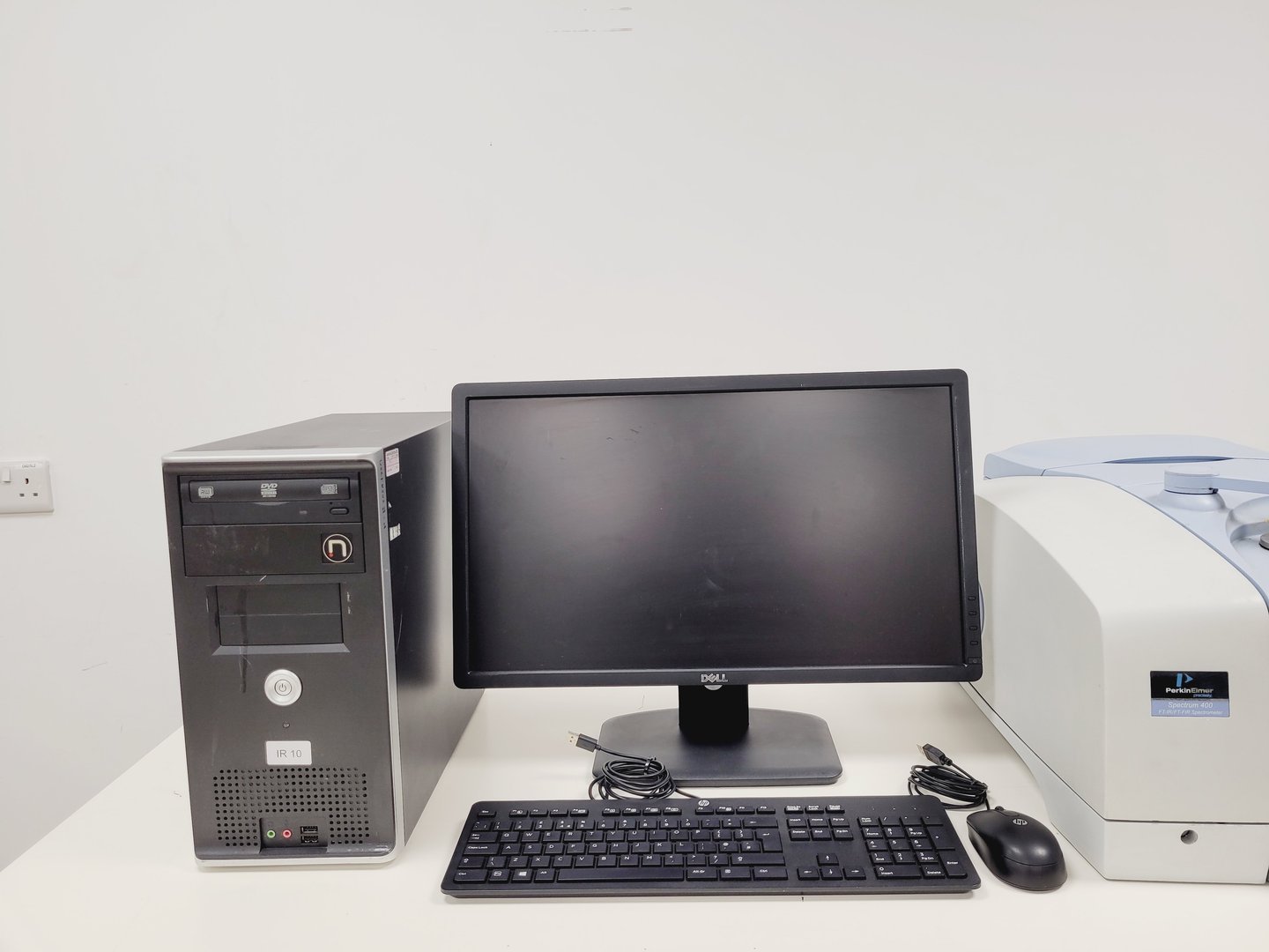 Image of Perkin Elmer Spectrum 400 FT-IR/FT-FIR Spectrometer Lab