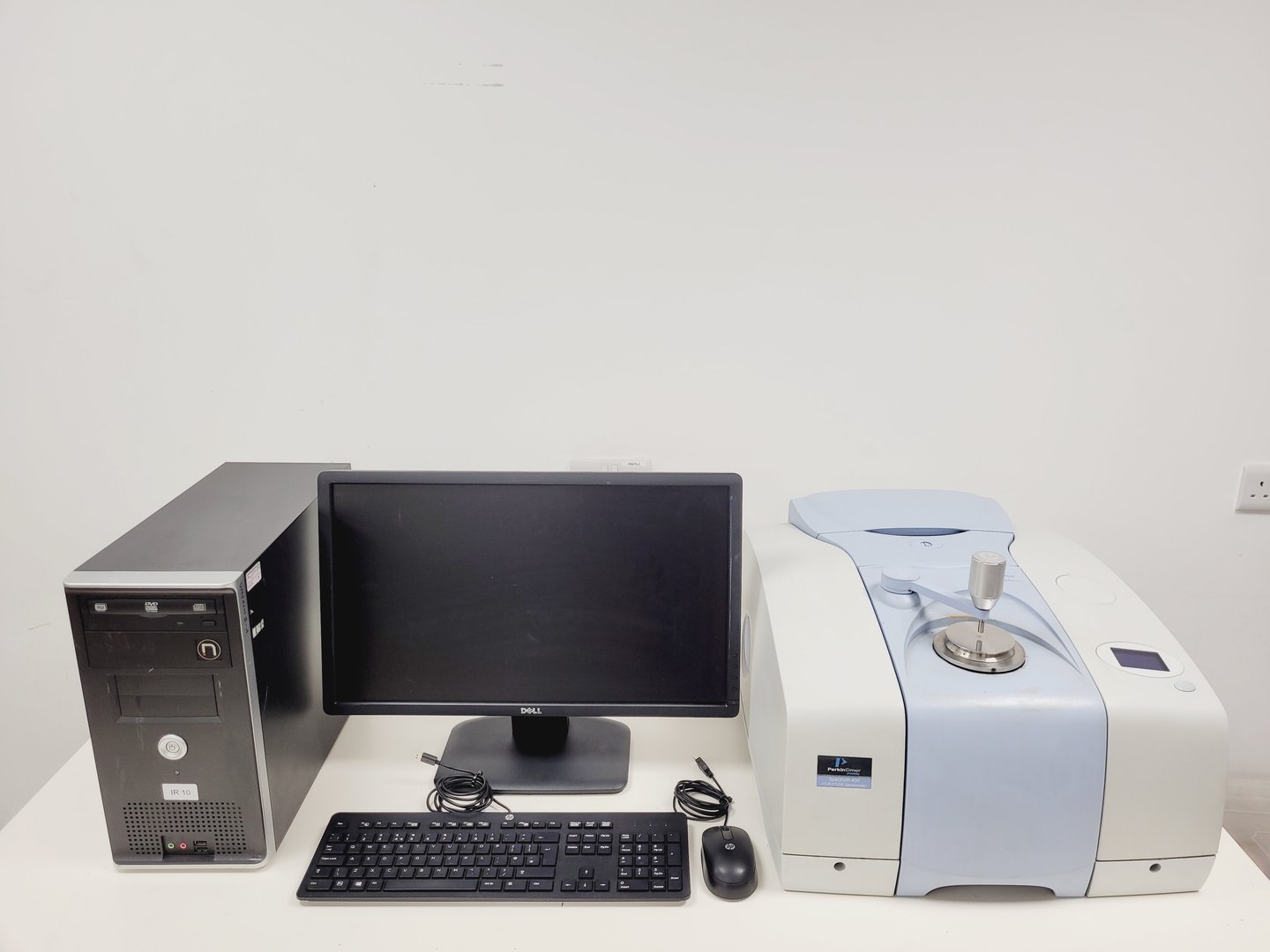 Image of Perkin Elmer Spectrum 400 FT-IR/FT-FIR Spectrometer Lab