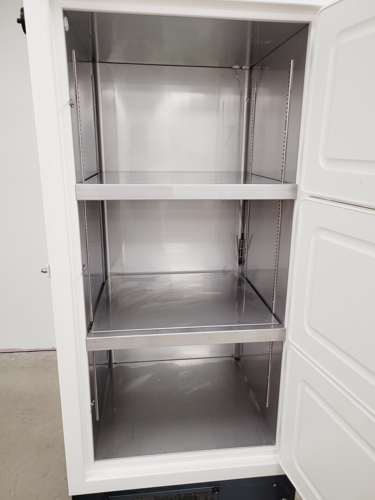 Image of New Brunswick  U535 -86 Ultra Low Temperature Freezer & CO2 Backup Unit Lab