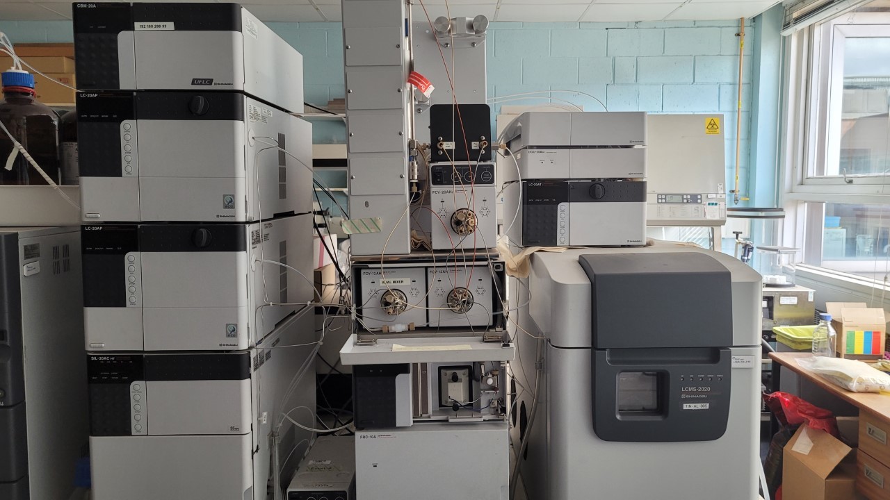 Image of Shimadzu LCMS-2020 HPLC Mass Spectrometer System - LC-20AP, SIL-20AC, FCV-12AH 