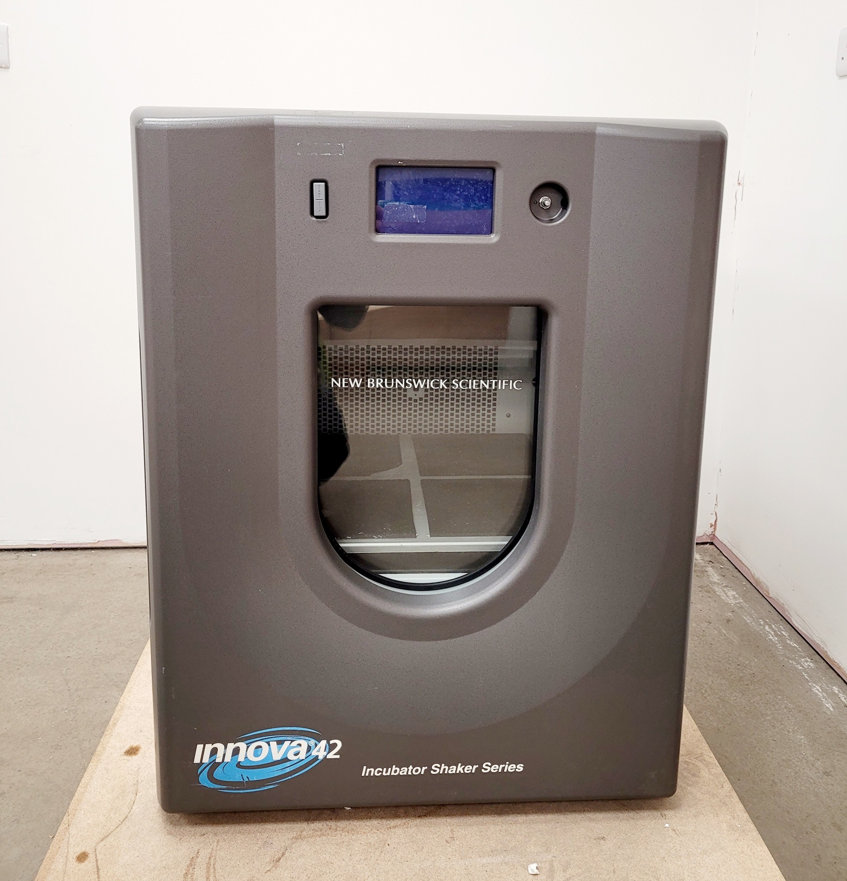 Innova 42 Eppendorf New Brunswick Incubator Shaker Model - Innova 42R Lab