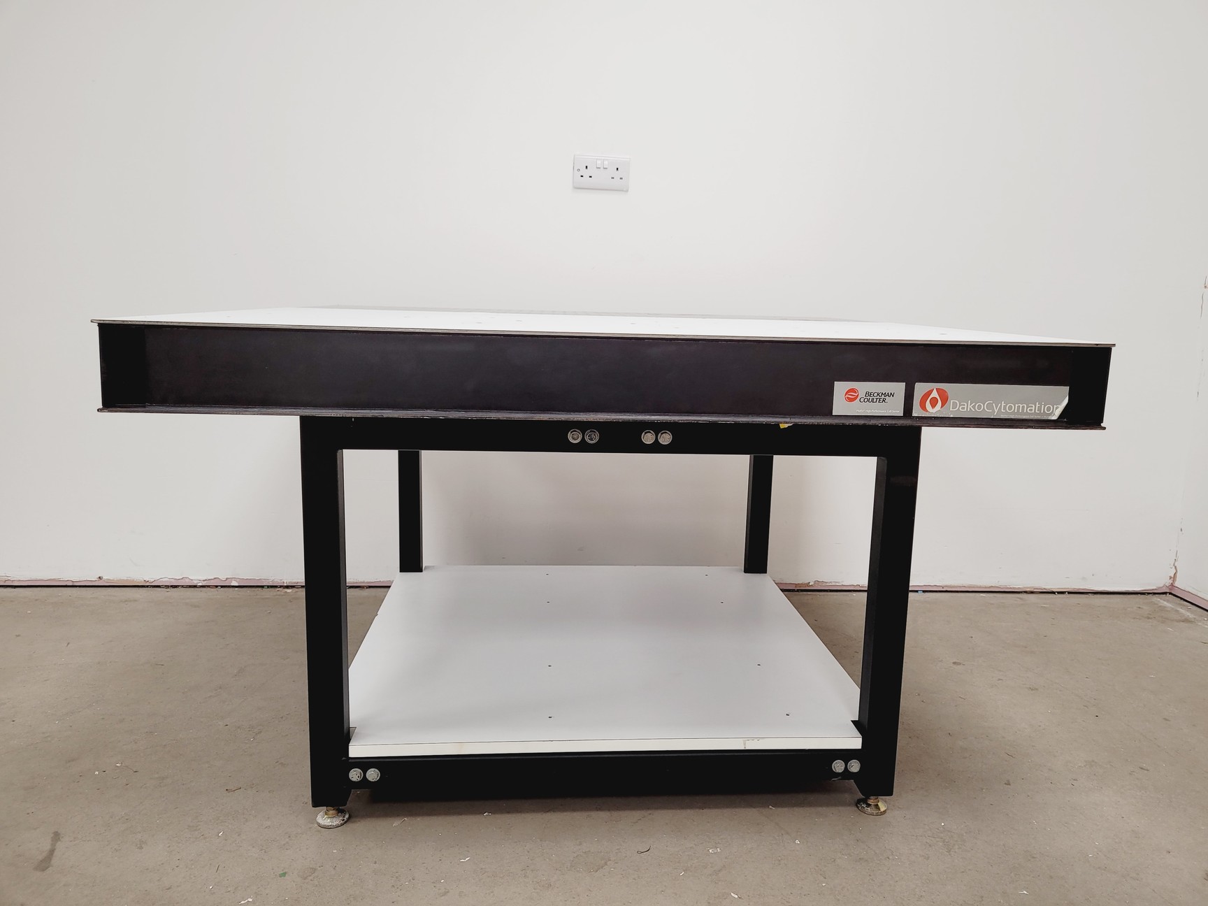 Image of Beckman Coulter MoFlo Optical Bench - Isolation Table 122 x 122 Lab