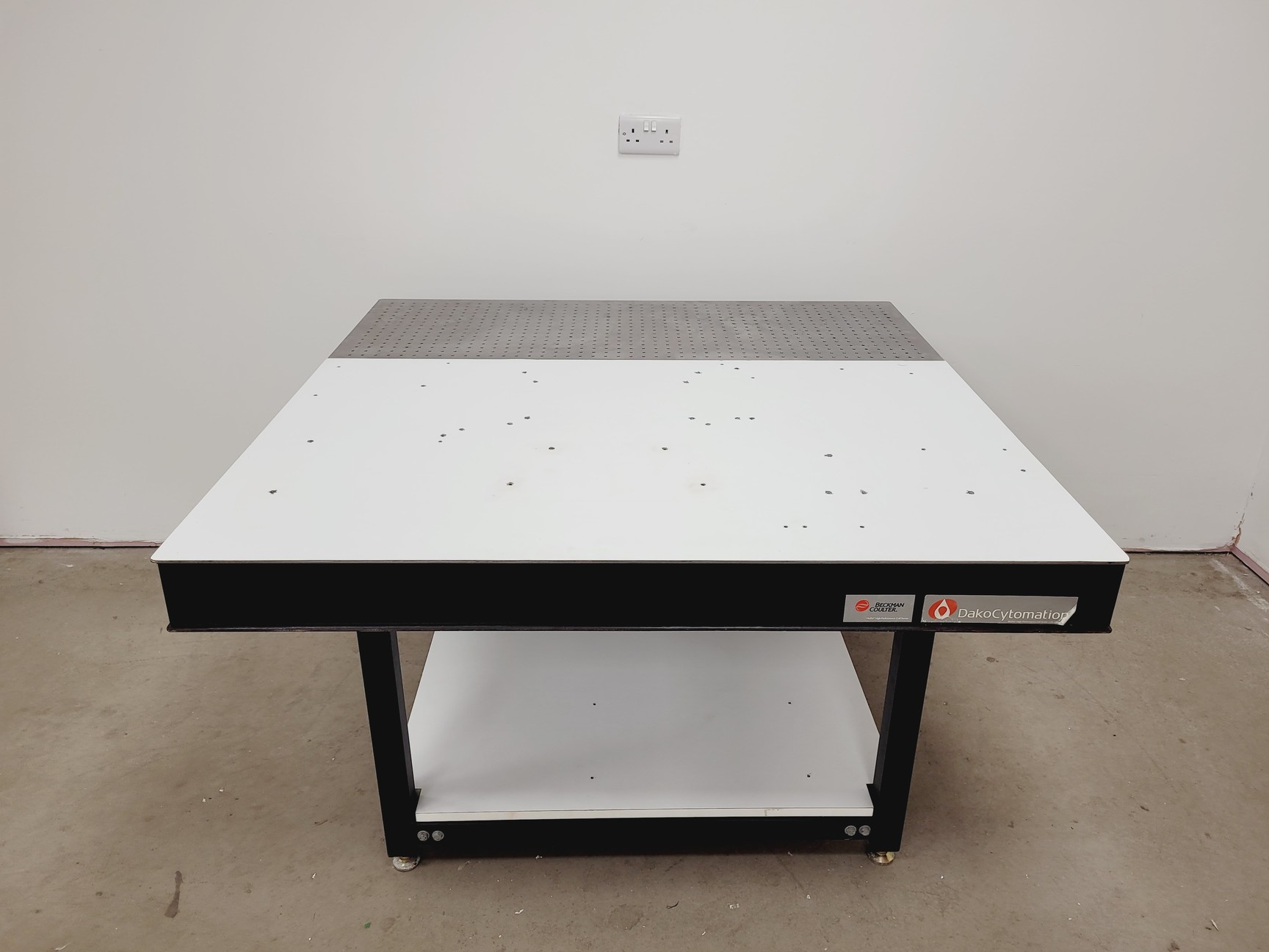 Image of Beckman Coulter MoFlo Optical Bench - Isolation Table 122 x 122 Lab