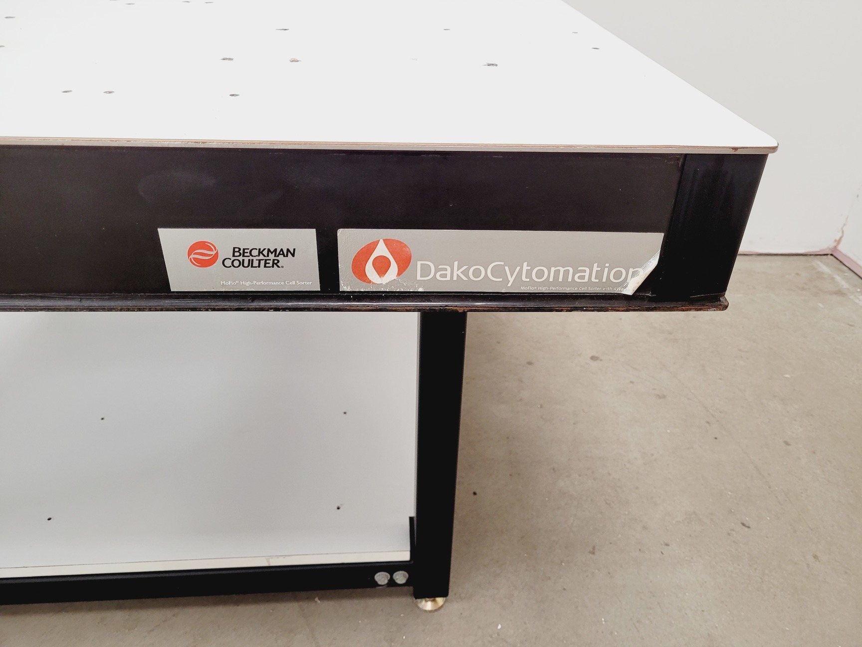 Image of Beckman Coulter MoFlo Optical Bench - Isolation Table 122 x 122 Lab