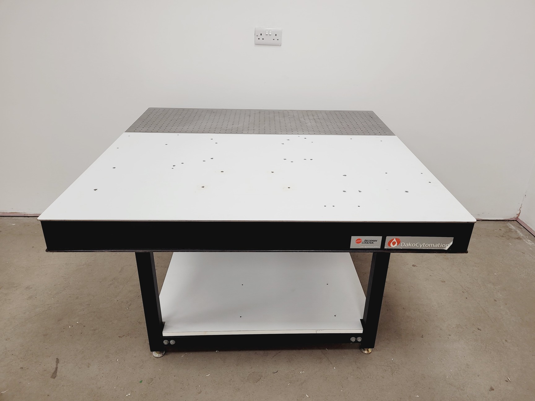 Image of Beckman Coulter MoFlo Optical Bench - Isolation Table 122 x 122 Lab