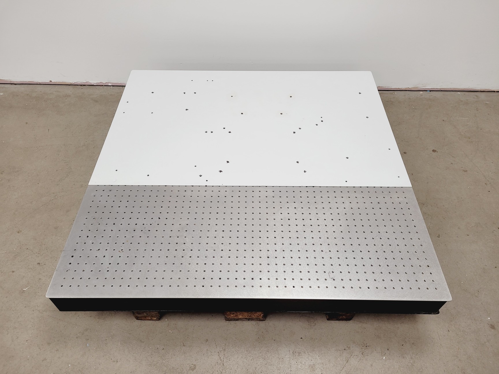 Image of Beckman Coulter MoFlo Optical Bench - Isolation Table 122 x 122 Lab