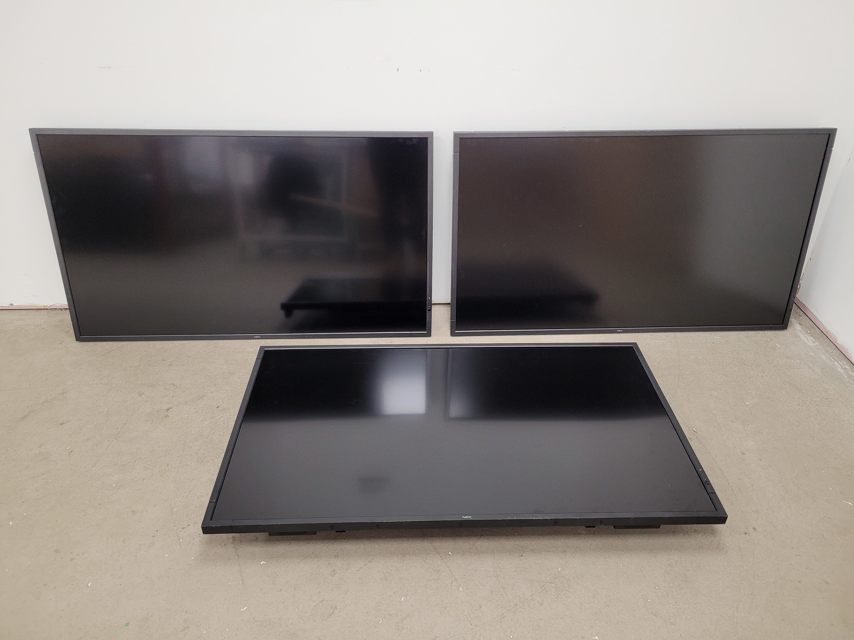 Image of 3 x NEC MultiSync 55" Professional Monitors - V552 P553