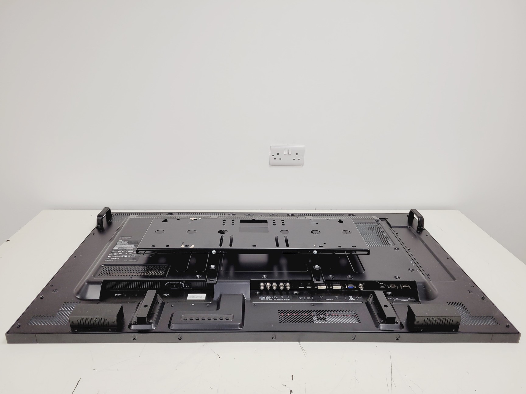 Image of 3 x NEC MultiSync 55" Professional Monitors - V552 P553