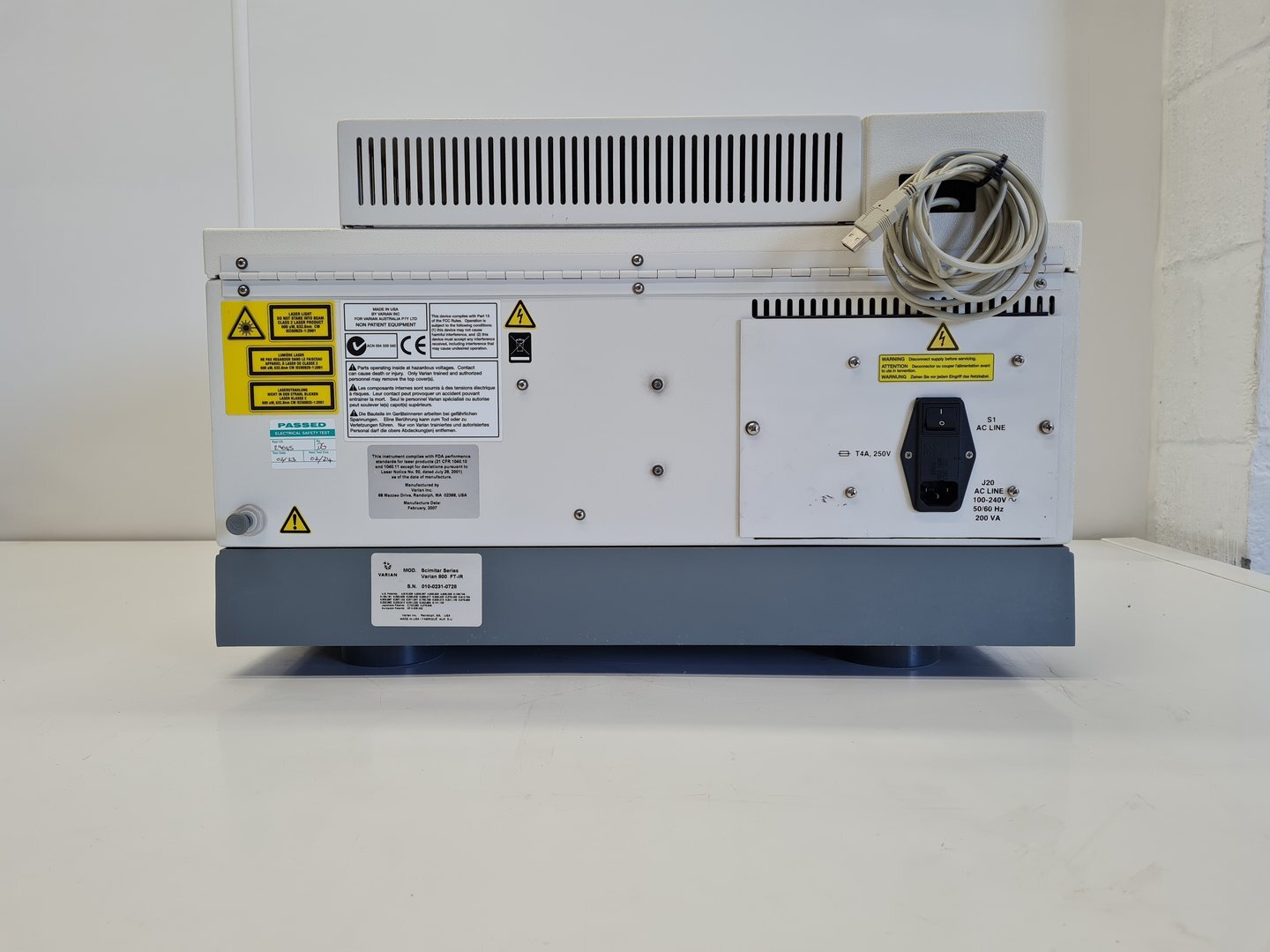 Image of Varian 800 FT-IR Spectrometer Scimitar Series Lab