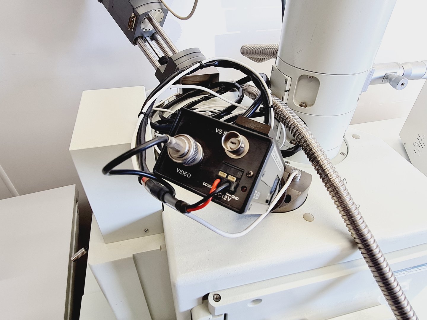 Image of Jeol JSM-5910LV SEM Scanning Electron Microscope Lab
