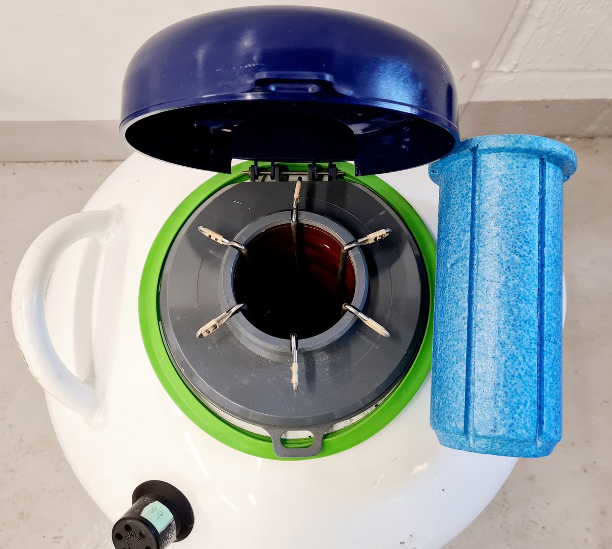 Image of Statebourne Cryogenics SXR 34 Liquid Nitrogen Sample Storage Dewar Lab