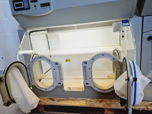 Thumbnail image of Don Whitley VA500 Hypoxia Workstation Glove Box + VA Airlock Unit Lav