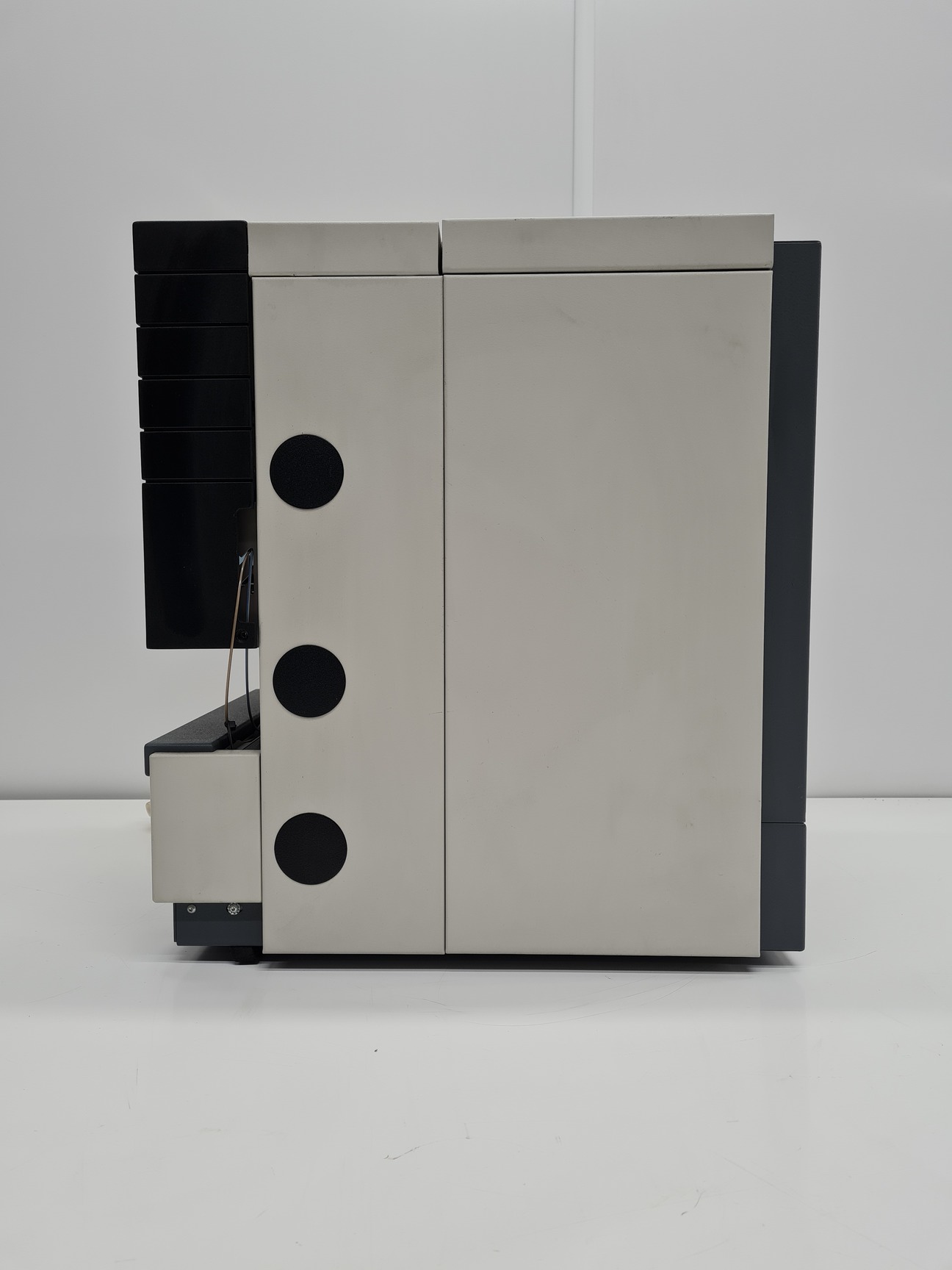 Image of Famos 920 Well Plate MicroAutosampler Lab