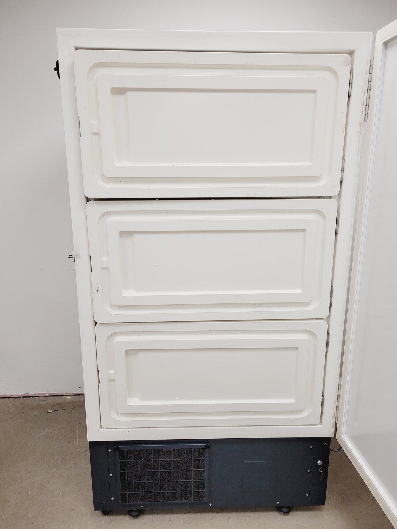 Image of New Brunswick Scientific Ultra Low Temperature Freezer U725 Innova -86 G Lab