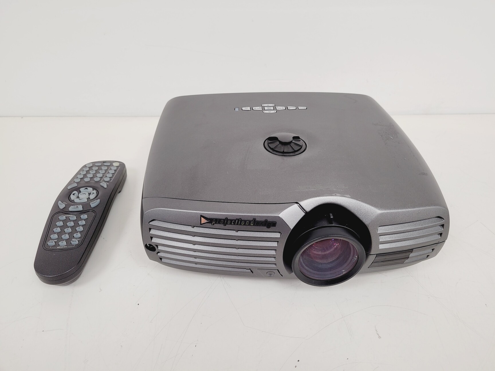 Image of Projection Design evo22 SX+ Zoom GP2 Projector Vanquish Grey