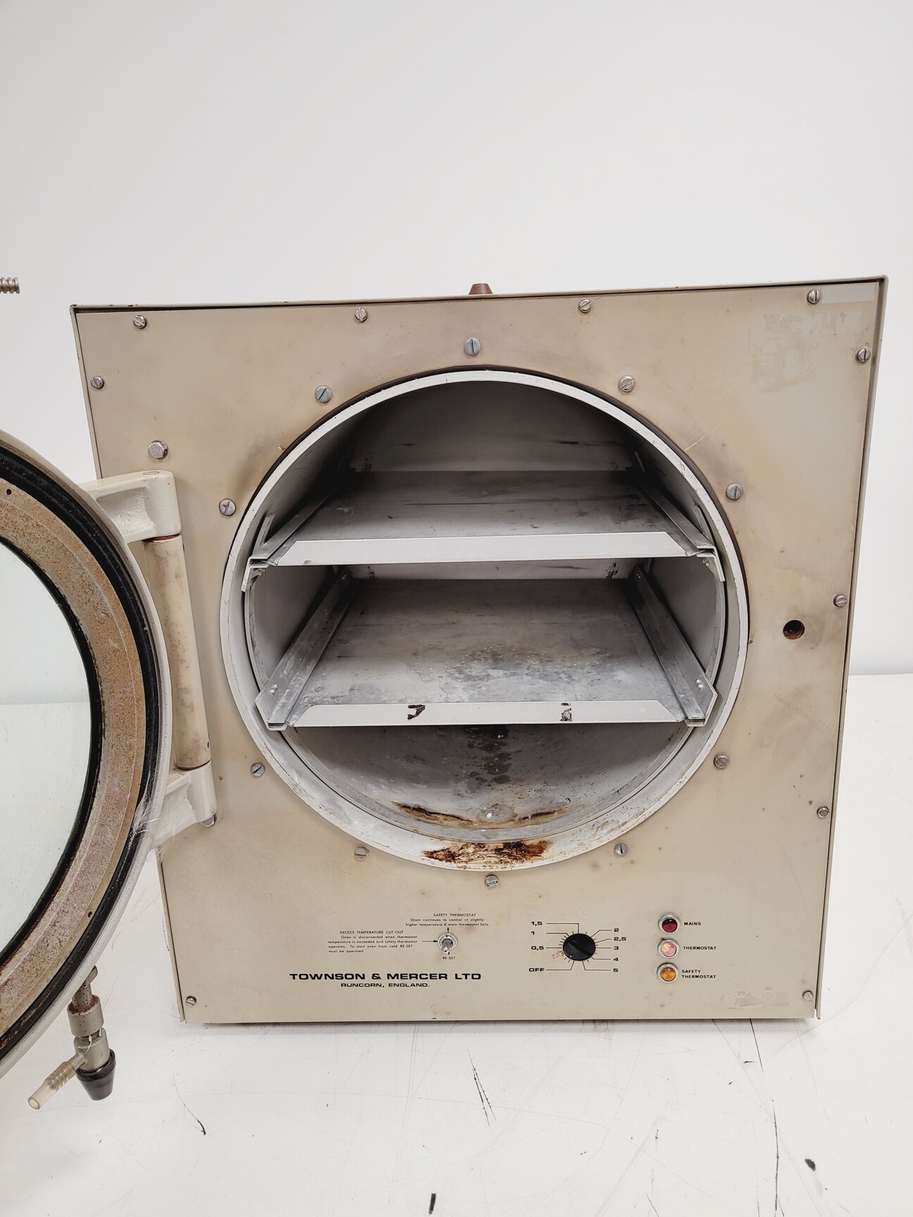 Image of Townson and Mercer - Laboratory Vacuum Oven Furnace Lab