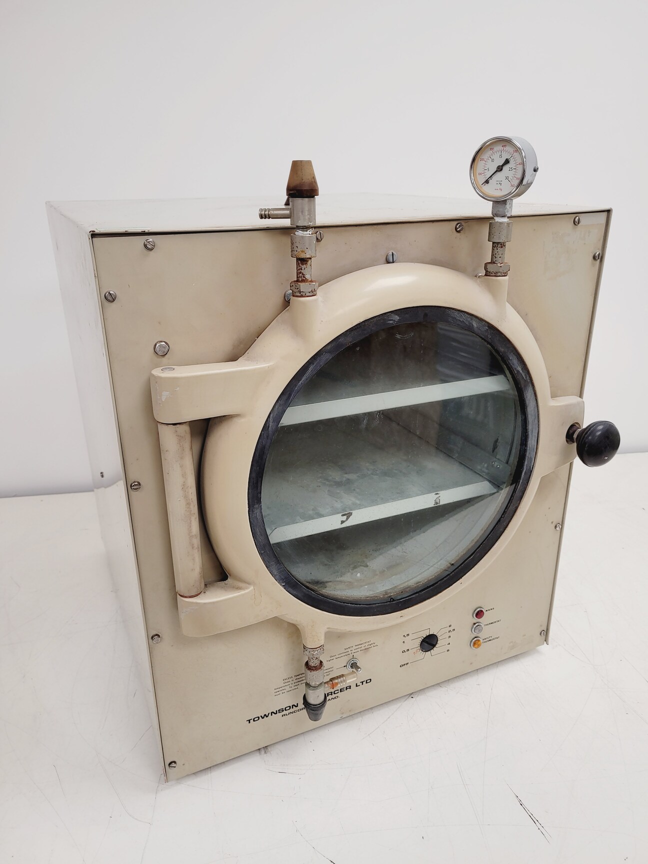 Image of Townson and Mercer - Laboratory Vacuum Oven Furnace Lab