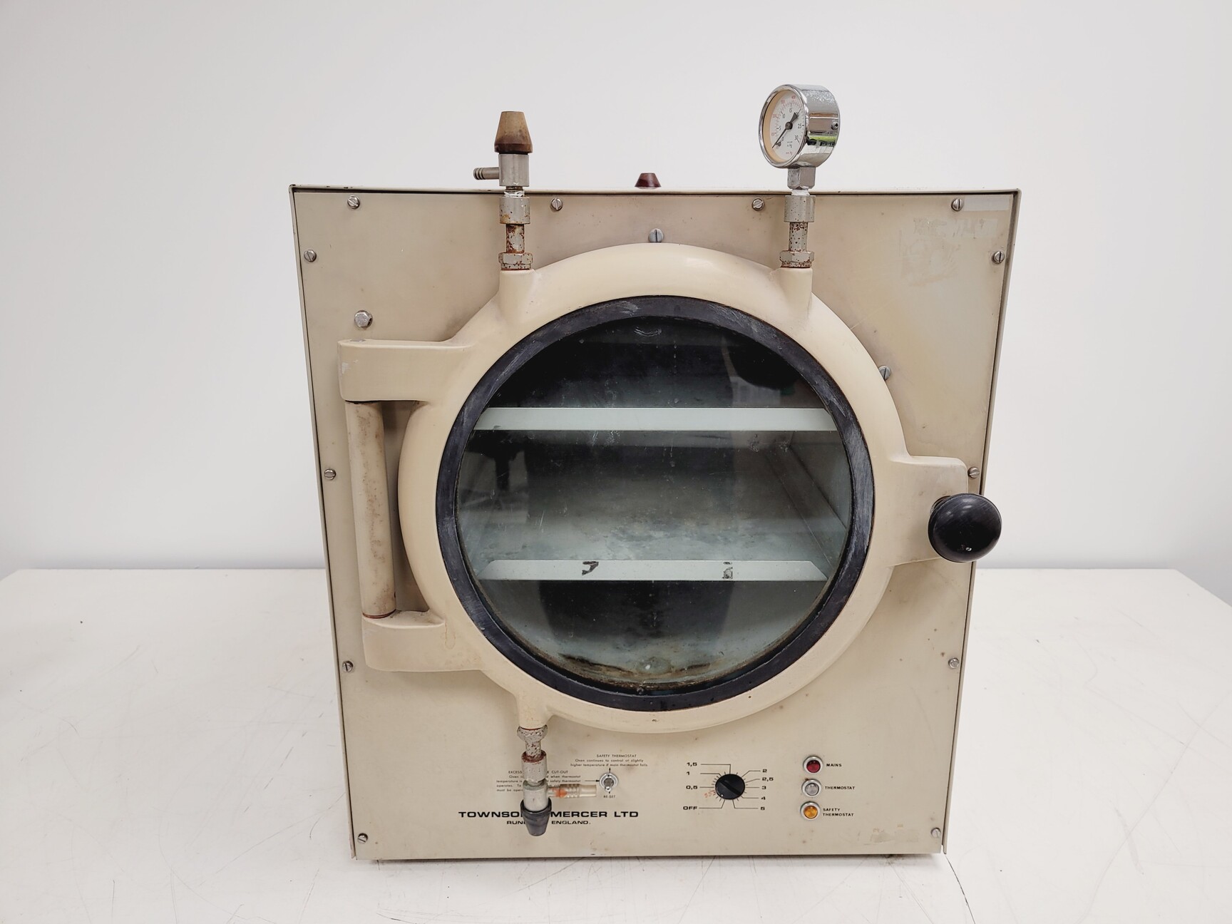 Image of Townson and Mercer - Laboratory Vacuum Oven Furnace Lab