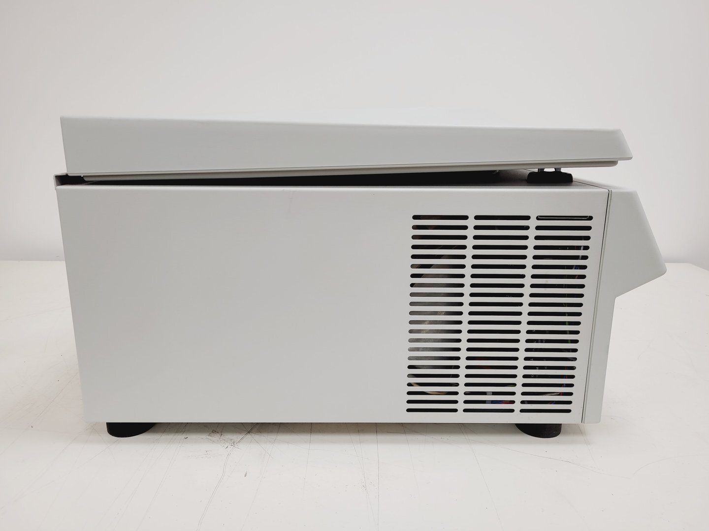 Image of Eppendorf 5810R Refrigerated Laboratory Centrifuge Lab