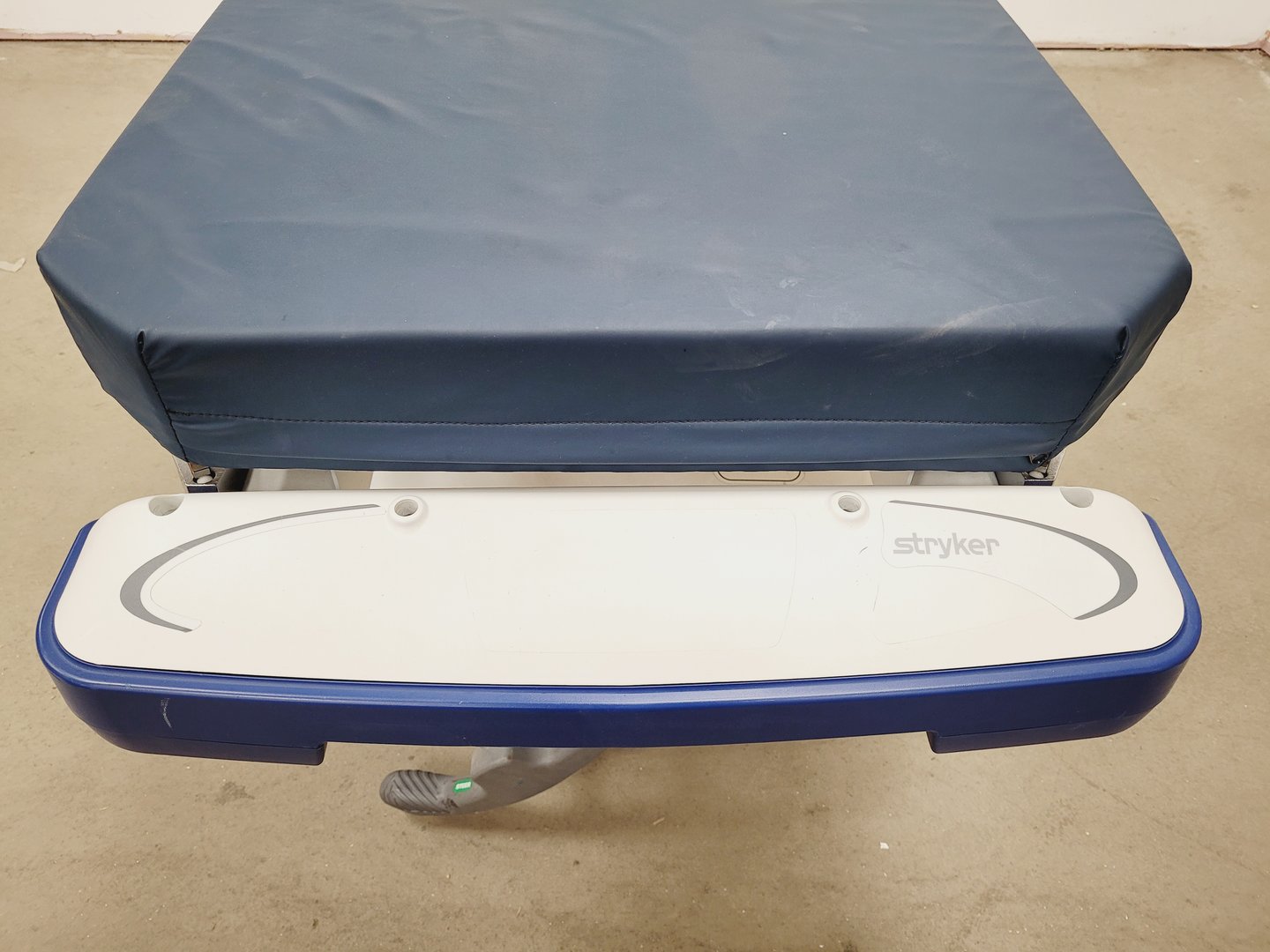 Image of Stryker 1105 5th Wheel Stretcher Hydraulic Trolley 