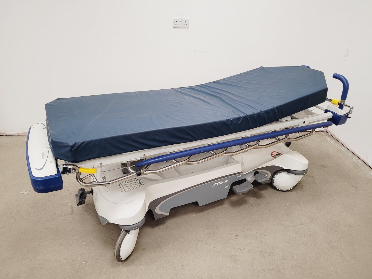 Image of Stryker 1105 5th Wheel Stretcher Hydraulic Trolley 