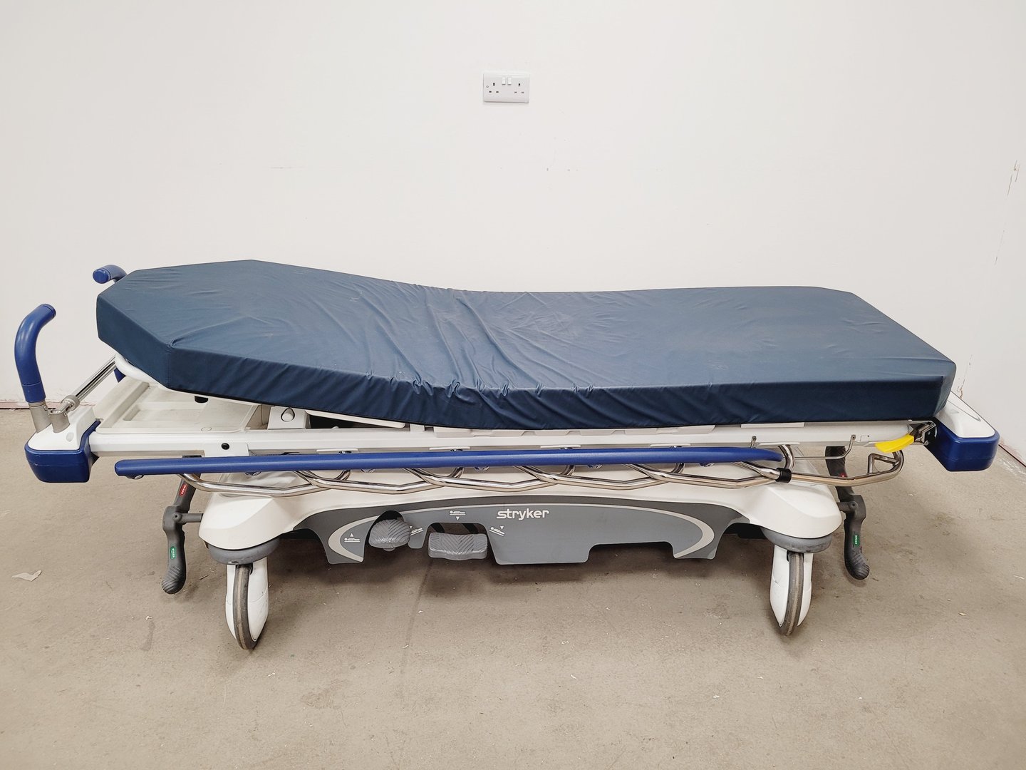 Image of Stryker 1105 5th Wheel Stretcher Hydraulic Trolley 