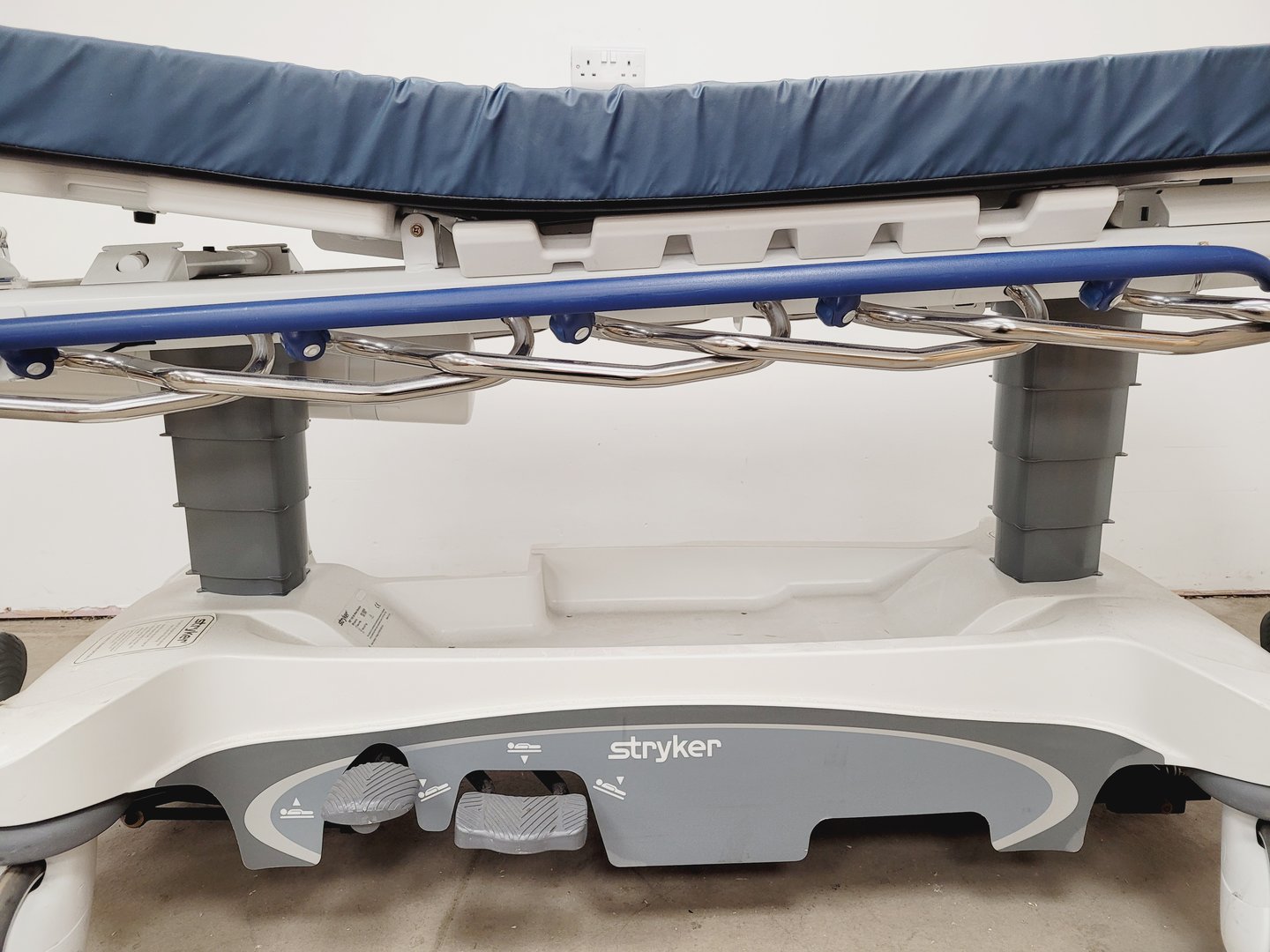 Image of Stryker 1105 5th Wheel Stretcher Hydraulic Trolley 