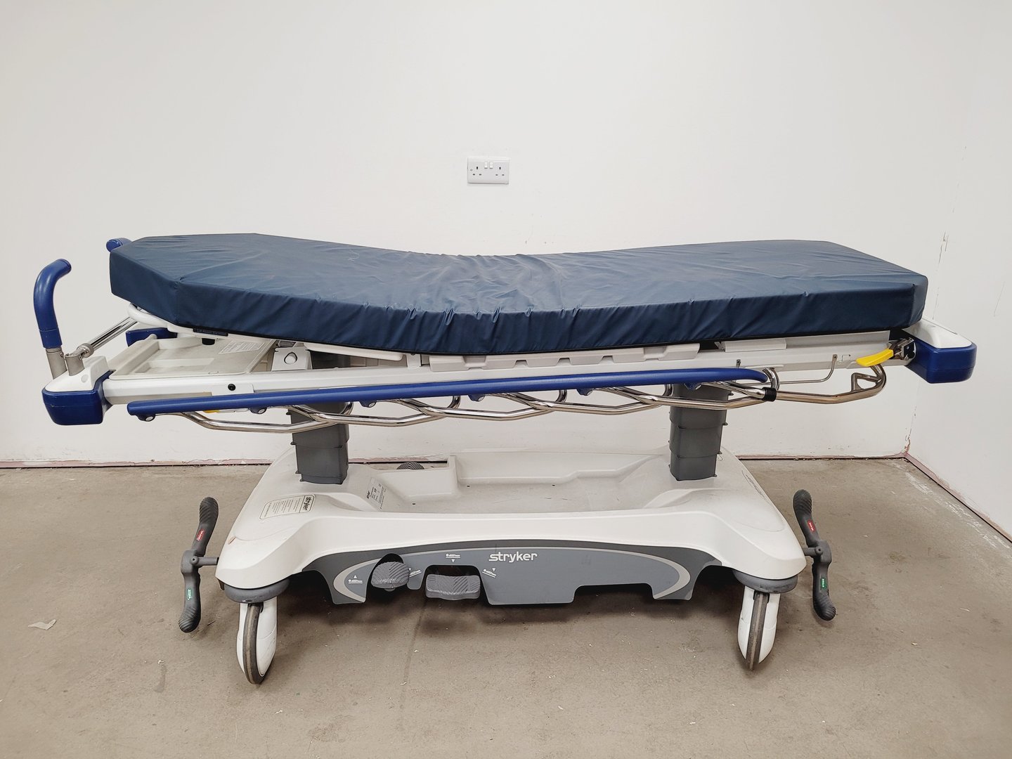 Image of Stryker 1105 5th Wheel Stretcher Hydraulic Trolley 