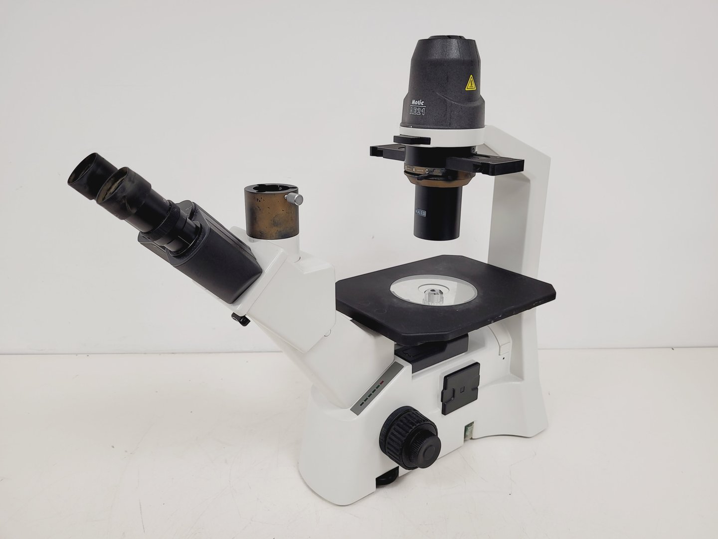 Image of Motic AE21 Series Inverted Trinocular Microscope with 4 x Objectives Lab